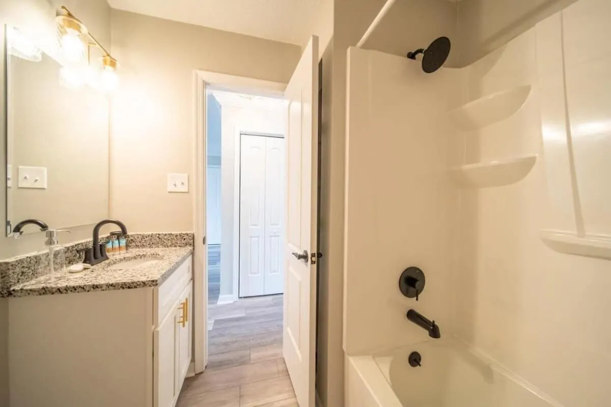 Ov Mosaic - Pond Suite North Camellia Acres Apartment